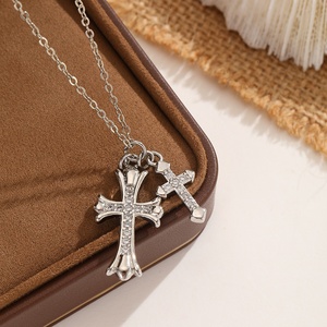 Collana a doppia croce con zirconi incastonati a castone, stile europeo-americano, bicolore oro e argento, di nicchia, di alta gamma, a strati - Product Image 5