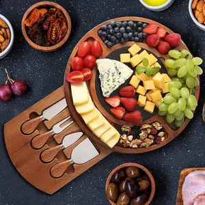 定制圆形熟食竹奶酪拼盘板，带餐具滑出抽屉相思木食品水果板套装