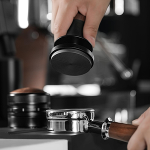 Tasseur à café professionnel en acier inoxydable avec base ondulée, poignée en bois massif 51/53/58mm, profondeur réglable et pression constante - Product Image 2