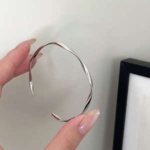 Bracelet Ruitai S925 en argent sterling torsadé Mobius, design géométrique, unisexe, pour tous les jours, bijoux fins - Product Image 4