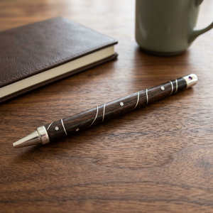 Crayon en bois artisanal avec incrustation argentée et accents grenat, instrument d'écriture durable, cadeau d'affaires, pointe gravée - Product Image 3
