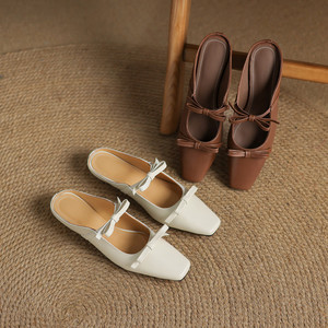 Sandalias sin talón con doble lazo, elegantes y sencillas, con tacones bajos y diseño de punta cuadrada - Product Image 6