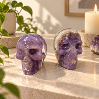 Ornement en pierre violette sculptée en forme de tête d'agate améthyste pour la décoration d'étagères de maison et de bureau et la collection