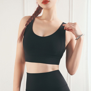 Soutien-gorge de sport respirant grande taille couleur unie avec boucle réglable, coussinets de poitrine intégrés et dos élégant - Product Image 3