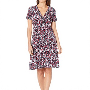 Robe d'été décontractée pour femme, col en V, imprimé floral, coupe trapèze, longueur genou, manches courtes, en polyester tissé - Product Image 1