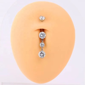 <span class=keywords><strong>Anello</strong></span> <span class=keywords><strong>da</strong></span> <span class=keywords><strong>ombelico</strong></span> pendente in titanio F136 di grado implantare con zirconia, filettatura interna, all'ingrosso, personalizzabile - Product Image 6