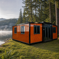 Maison conteneur modulaire extensible avec design respirant, style moderne, panneaux en grain de bois orange, cadre noir pour les centres de glamping
