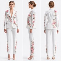 Ensemble tailleur deux pièces pour femme, blazer brodé de roses 3D et pantalon large, élégant et formel, blanc ivoire, sur mesure, luxe, été