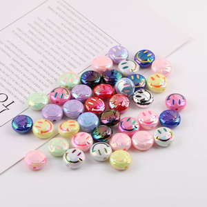Cuentas acrílicas con cara sonriente, redondas, con orificio recto, para la fabricación de joyas, acabado chapado en colores aleatorios - Product Image 1