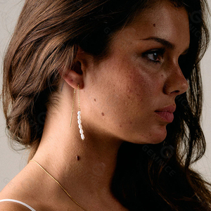 Boucles d'oreilles clous Gemnel délicates en perles d'eau douce ovales verticales, avec chaîne fine en argent 925, style minimaliste, pour superposition - Product Image 3
