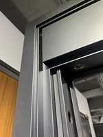 Porte de sécurité en métal haut de gamme avec serrure intelligente numérique, porte d'entrée extérieure moderne pour portails de bâtiments résidentiels