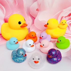 Mini canards en caoutchouc jaune décoration de douche de bébé avec style chapeau, <span class=keywords><strong>collier</strong></span> de lunettes de soleil et ornements flotteur baignoire canard jouets - Product Image 2