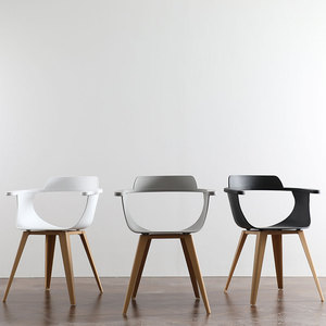 Silla Nórdica Moderna con Respaldo de Plástico Blanco y Patas de Madera para Sala de Estar - Product Image 3