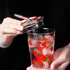 Заводская оптовая продажа стеклянная чашка для сока кофе милый клубничный узор чашка с соломой и крышкой - Product Image 3