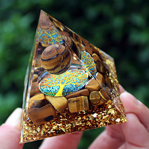 Pyramide en résine époxy avec motif œil de tigre jaune, ornement de bureau artisanal, décoration de maison faite à la main - Product Image 2