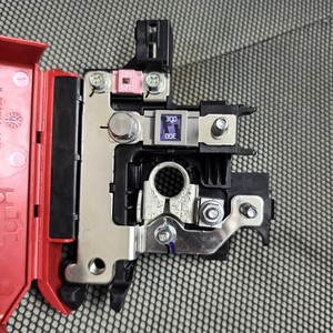 Conector del terminal positivo de la batería FoMoCo GB3T-14A094-B para Ford Explorer Taurus Lincoln MKS MKT - Product Image 2