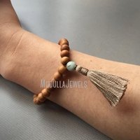 Bracelet JapaMala WMB11067 en Jaspe Pierre Naturelle et Bois de Santal, 27 Perles, avec Pompon, Style Bohème Chic, Bijou Mantra Yoga, Idéal Cadeau