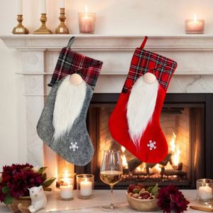Chaussettes de Noël en feutre à carreaux, gnome sans visage rouge/gris, Tomte suédois, chaussettes de Noël |   Impression numérique écologique pour les fêtes - Product Image 1
