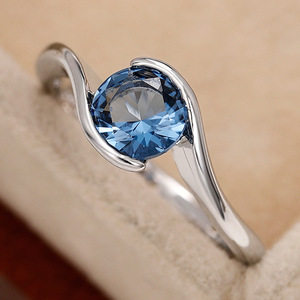 Anello con gemma rotonda blu per donna, elegante gioiello da dito alla moda - Product Image 2