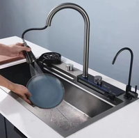 Évier de cuisine en acier inoxydable avec deux bacs et sortie d'eau en cascade