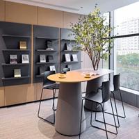 Bureau debout modulaire moderne et durable, écologique, avec base conique en tissu texturé et plateau en bois massif, idéal pour bureau, salon ou salle d'attente.