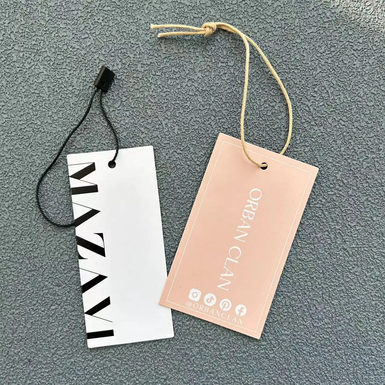 Günstige Custom Design Druck Name Logo Papier Kleidungs stück Hangtag Etiketten Kleidung Hang Tags mit String