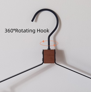 โลโก้ที่กําหนดเองขายส่งร้อนขายเสื้อผ้าเสื้อผ้าไม้บาร์ไม้แขวนเสื้อโลหะเสื้อผ้าเปียกชุด h โกรธ - Product Image 4