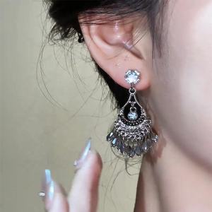 Pendientes colgantes retro étnicos para mujer, con borlas y colgante geométrico de diamantes de imitación, chapados en plata - Product Image 3