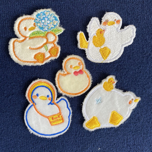 Parche de Tela Autoadhesivo de Felpa con Diseño de Pato Escolar Feliz - Product Image 1