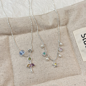 Collana con Stella a Cinque Punte e Bambina Danzante, Design di Nicchia, Versatile, Unica, di Alta Gamma, Alla Moda, Placcata Oro, con Catenina per Clavicola - Product Image 4