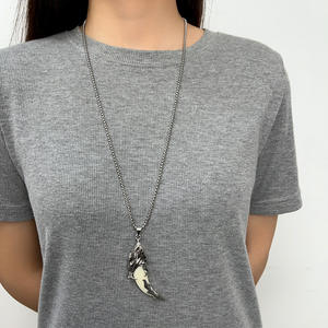 สร้อยคอจี้รูปฟันหมาป่า ขับไล่ภูตผี สำหรับผู้ชาย สไตล์พังก์ ทำจากสแตนเลส ประดับคริสตัลสีแดง รูปตาโครงกระดูก - Product Image 3