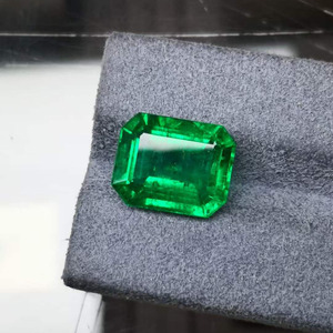 Pierre précieuse émeraude naturelle 6,91 carats, certifiée GILD, vert éclatant, coupe octogonale légèrement huilée, 13,74*11,04*6,54 mm - Product Image 4