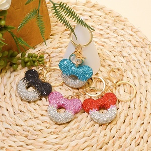Llavero <span class=keywords><strong>de</strong></span> arcilla con diseño hueco y diamantes <span class=keywords><strong>de</strong></span> imitación (tipo cristal) Junge Cute, colgante para bolso con correa <span class=keywords><strong>de</strong></span> cuero metálica, regalo festivo - Product Image 1