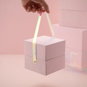 Caja de Regalo Rígida Cuadrada con Cinta, Logotipo Estampado en Caliente, Cartón Color Marfil, Rosa, Blanco, Empaque de Alta Gama - Product Image 4