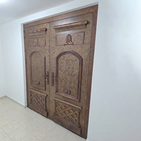 Porte battante à double battant sur mesure en cuivre antique patiné insonorisé et embossé, pour résidence de luxe