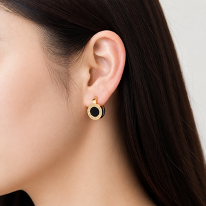 Boucles d'oreilles créoles Huggie en acier inoxydable plaqué or 14K sous vide, disque rond en acrylique noir avec chiffres romains, fermoir à charnière - Product Image 5