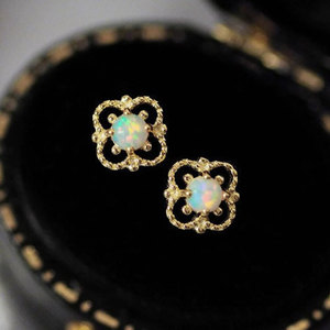 Orecchini a Perno Vintage a Forma di Diamante Cavo per Donne, Mini Accessori per Orecchie per Uso Quotidiano - Product Image 1