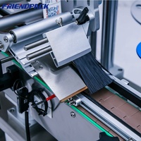 Machine d'étiquetage automatique verticale supérieure et latérale pour bouteilles et canettes rondes avec applicateur d'étiquettes