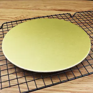 各种尺寸的纸板金色大尺寸扇贝圆形箔蛋糕用于婚礼