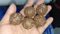 Vente en gros de boîtes cadeaux personnalisées à double cœur avec étiquette privée OEM, remplies de chocolat composé au cacao, de friandises croquantes et de pralines
