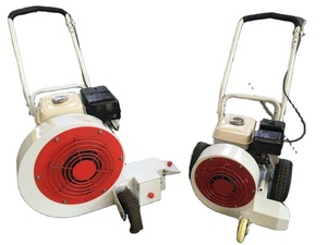 Souffleur de voirie thermique portatif blanc avec ventilateur rouge, alimenté par moteur, pour le nettoyage des surfaces en béton - Product Image 1
