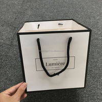 Weiße Elfenbein-Recycling-Papiertüte mit Matter Oberfläche, Prägung, Individuellem Logo und Baumwollseilgriff für Geschenkverpackungen