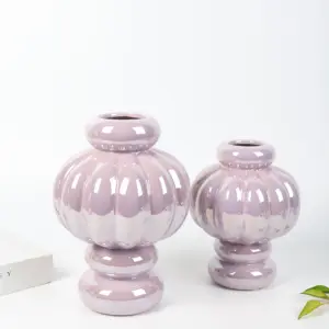 Керамическая фиолетовая ваза с сушеными цветами в скандинавском стиле
