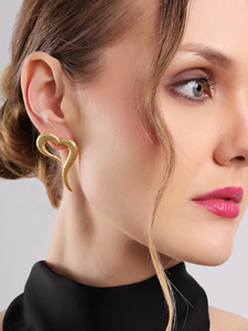 Boucles d'oreilles modernes en forme de cœur, clous sculpturaux, finition texturée, élégantes, légères, bijoux de mode pour femmes, à porter au quotidien - Product Image 4