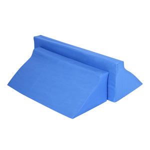 Oreiller de lecture triangulaire en forme de R à haute densité pour le positionnement latéral des patients âgés, confort amélioré, haute qualité - Product Image 1