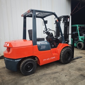 Chariot élévateur diesel Toyota 3.5T d'occasion, bonnes performances pour la manutention logistique, poids 4700 kg, machine incluse pour rapport. - Product Image 5