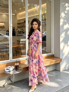 Robe chemise imprimée tie-dye à revers et boutons, avec pantalon évasé, manches courtes, ceinture intégrée, plis à la taille, jupe longue évasée en A - Product Image 2