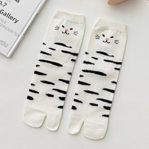 Vente en gros de <span class=keywords><strong>chaussettes</strong></span> en coton avec logo personnalisé de dessin animé japonais mignon <span class=keywords><strong>Chaussettes</strong></span> respirantes à deux <span class=keywords><strong>doigts</strong></span> absorbant la sueur pour femmes <span class=keywords><strong>Chaussettes</strong></span> à bout rond - Product Image 5