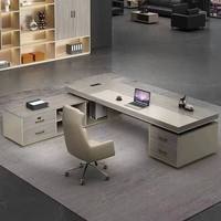 Bureau de direction moderne blanc avec panneau en bois, design élégant et simple
