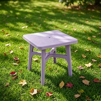 Ensemble table et chaises d'extérieur empilables en plastique, style moderne et minimaliste, résistant aux intempéries, idéal pour les stands de restauration et les festivals de bière